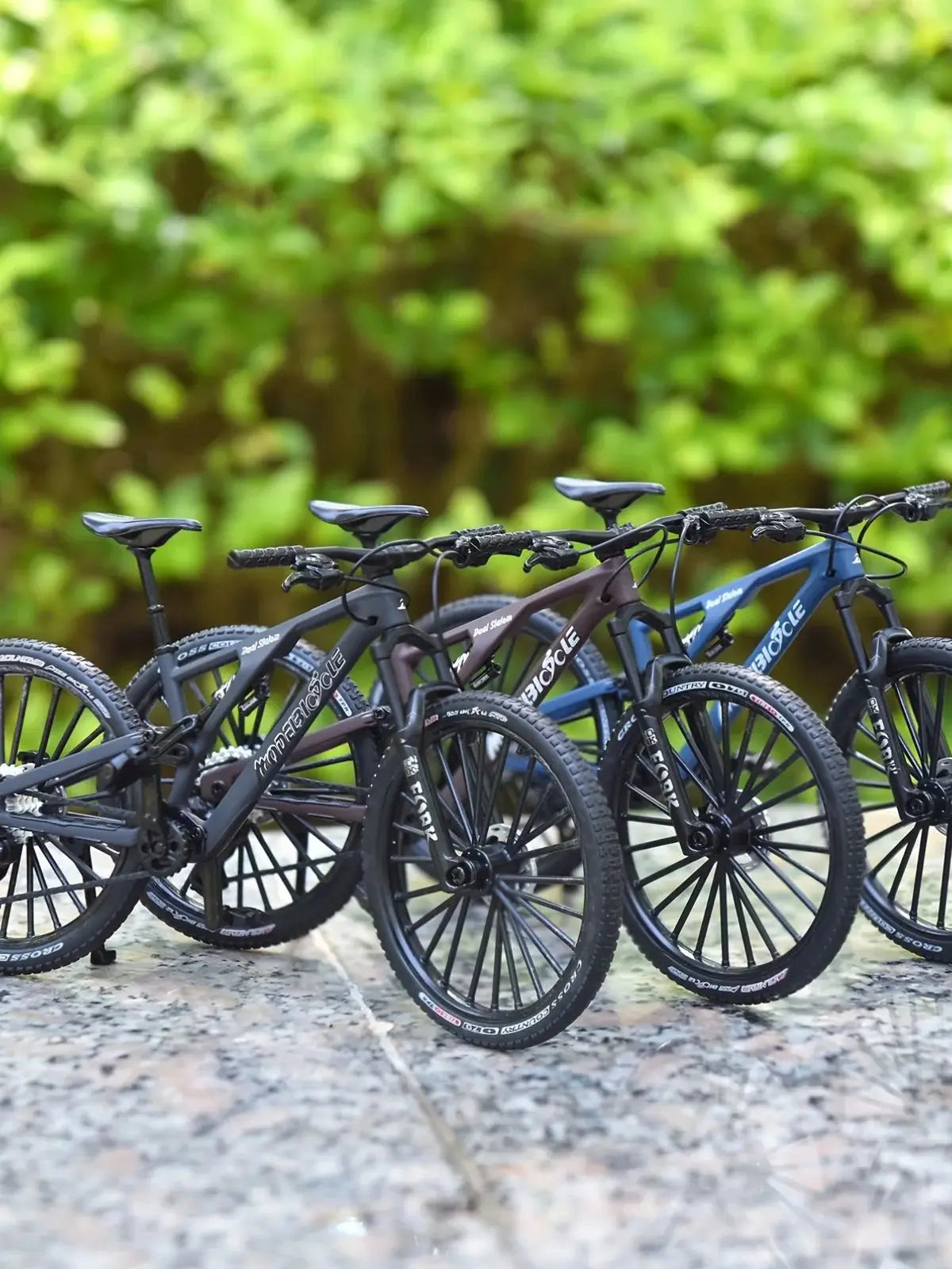 Bicicleta de montanha em liga metálica em escala 1:6, brinquedo realista com amortecedores dianteiros e traseiros para entusiastas de bicicletas